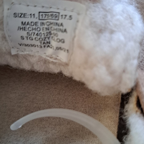 NWT Old Navy size 11 slides - Picture 2 of 3